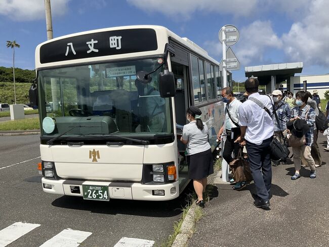 ７月初旬、阪急トラピクスのツアーに参加。神戸空港～羽田空港～八丈島空港のコース。羽田空港から290キロ、緯度でいうと高知、佐世保と同じらしいが、海洋性気候で亜熱帯性気候。快晴の日が年間９日程度しかないとか…２泊３日の行程は快晴では無いがいい天気だった。人口7000人あまり…そんなたくさんの観光地があるわけではないが添乗員、地元のバスガイドさんの説明が良かった。コロナ前は、年間観光客18 万人来島したとのことだが、それにはまだ程遠いらしいが、この美しい島がいつまでも東京都離島観光地であってほしいものです。