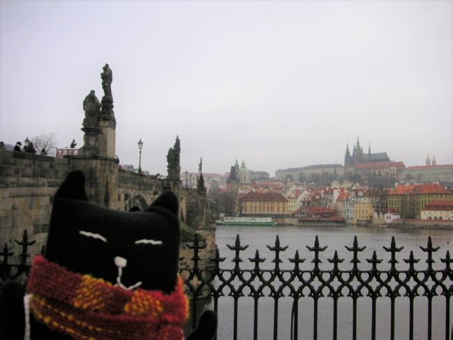 くろねこツーリストのしるくんが2007年の年末年始に、夏に続けて行ったチェコ、スロバキア、ハンガリー、オーストリアの4カ国を8日間のかけ足でめぐるツアー。<br />観光2日目は、プラハ城の観光からスタート。仕掛け時計のある旧市街広場にはまだクリスマスマーケットが♪<br />昼ごはんの後は、あわただしくブラチスラバへ移動です。<br /><br />くろねこツーリストは、おもにアールヌーボー建物を見にヨーロッパをウロウロしてま～す。添乗員のしるくんが案内するタビを楽しんでね♪<br /><br />【日程】<br />12月26日　成田空港からウィーンへ。このツアーは「直行便で行く」がポイント！<br />12月27日　ウィーンからチェスキー・クルムロフへ行き、散策後プラハへ<br />12月28日　プラハをサクっと歩いた後、ブラチスラバへ<br />12月29日　ブラチスラバを歩き、国境を越えてドナウベントによってブダペストへ<br />12月30日　ブダペストはツアーから離れて街を歩き、午後はウィーンを街歩き<br />12月31日　ウィーン市内を観光し、浮かれる大みそかを体験♪<br />1月1日　出発までちょこっと街を歩き、ウィーン発<br />1月2日　成田空港着