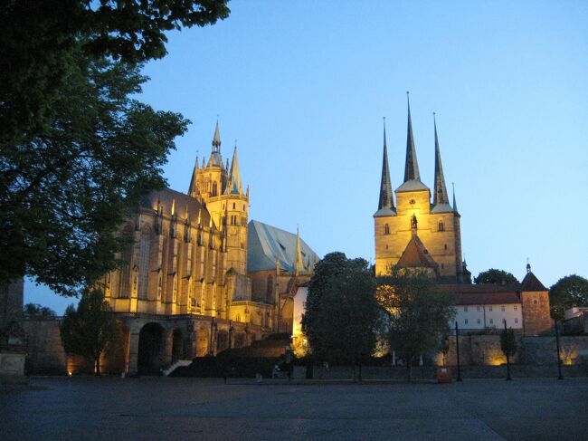 2012年5月7日夫目線のErfrut エアフルトのドーム広場です。大聖堂とセヴェリ教会がライトアップされていて、とても美しいです。この風景をたくさんの方に見て頂きたいです。<br /><br />スケジュール<br />5/03 Hildesheim <br />5/04 Hildesheim Wernigerode　Goslar　<br />5/05 Braunschweig <br />5/06 Sarstedt Erfrut <br />●5/07 Friedrichroda　Waltershausen　●Erfrut <br />5/08 Ronneburg　Thur　 Gera  Bad Kostritz <br />5/09 Mainz <br />5/10 Winningen  　<br />5/11 Treis-Karden　 Klotten　 Muden <br />5/12 Alsheim　 Oppenheim　 Nierstein <br />5/13 Burg Rheinstein Rudesheim  Bad Schwalbach　<br />5/14 Mainz<br />5/15 Mainz<br /><br /><br /><br />