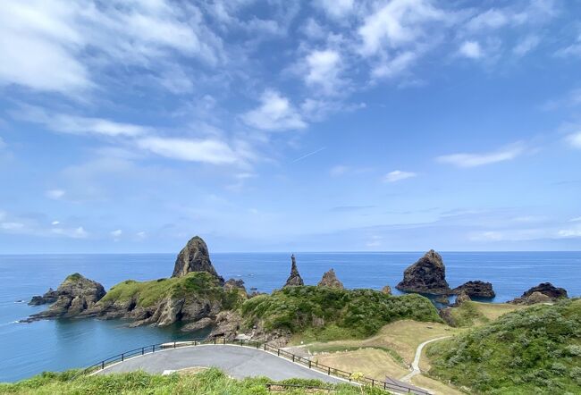隠岐の島2日目。レンタカーを返却し、西郷港からフェリーに1時間35分乗船して西ノ島の別府港へ。<br /><br />下船したら、港のすぐ前にある「どうぜんレンタカー」で予約していた軽自動車を借りてスタート。<br /><br />まずは国賀海岸の駐車場へ。今回旅のメインイベントは、天上界、通天橋の素晴らしい風景を眺めながら、摩天崖トップまで高低差235m位を往復5.6Km<br />トレッキングすることでした。日差しがさすと暑くなりましたが、馬や牛に出会いながらの楽しい2時間10分でした。<br /><br />車のスマートキーが作動しなくなり、レンタカー事務所に連絡して来てもらったら、なんとライトの消し忘れでバッテリー上がりだとさ(^^;。<br /><br />赤尾展望台への道中では、道路に牛が沢山いて間を縫うようにゆっくり走りました。展望台からは、今歩いて来たコースが見渡せて感動もの。その後、鬼舞展望台に行く予定でしたが、アクシデントで時間を食ったので断念。<br /><br />由良比女神社、いかよせ浜では、隠岐がイカとの縁が強いことを学びました。<br /><br />最後は焼火神社へ。狭い道を登って駐車場にとめ23分ほど小道を登っていくと、こんな所に ! と驚くような岩壁の中に神社がありました。<br /><br />ホテルはどうぜんレンタカーの隣にあるホテル隠岐。チェックインするとお米2つ、日本酒2本をお土産にいただきました ( 嬉しいけど重いんですけどみたいな )。まずは風呂に入って汗を流し、ぷっファーとビールで喉を潤してから食堂へ。美味しい刺身、サザエ壺焼き、岩牡蠣など島の料理を堪能できました。<br /><br />Vol.3 魅惑の西ノ島 ( 黒木御所趾・国賀めぐり観光船)はコチラ<br />https://4travel.jp/travelogue/11766928<br /><br /><br />国賀海岸から摩天崖往復トレッキングを9分のビデオにまとめました<br />https://youtu.be/V-AtEt_mJSw<br /><br /><br /><br />