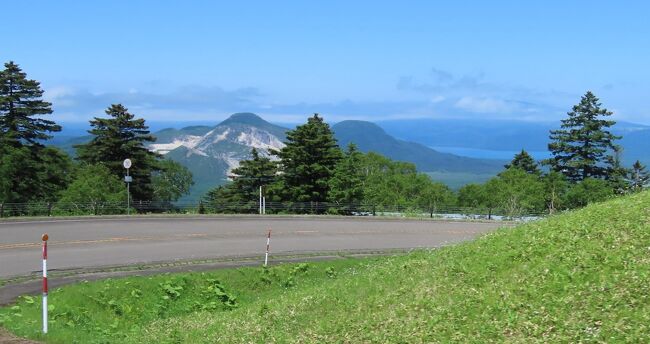 阪急交通社の7月6日～7月9日で7つの絶景をめぐる夏の北海道への旅に参加しました。　7月6日の羽田空港第一ターミナルでの集合時間が8時10分であったために空港近くのホテルに前泊しました。　当方の参加目的は今迄十分に行けなかったベストシーズンを迎える美瑛、富良野に行きたかったことと再び、美しい摩周湖及び知床連山の風景を見たかったことと層雲峡温泉に宿泊したかったことなどであります。　今回の旅は4回目でしたが、ベストシーズンに初めて行ったことでいろいろと収穫がありました。<br />旅の日程は次の通りです。<br />7月5日　前泊　　羽田空港に近いホテルに前泊<br />7月6日　羽田空港より新千歳空港、新千歳空港よりツアーバスで阿寒湖迄　阿寒湖温泉泊<br />7月7日　阿寒湖より湖巡り、阿寒湖、摩周湖，屈斜路湖、天都山展望台　層雲峡温泉泊<br />7月8日　層雲峡～美瑛、富良野　　　札幌泊<br />7月9日　札幌より新千歳空港、羽田空港へ<br /><br />7月7日、午前10時35分過ぎに摩周湖第一展望台を出発して屈斜路湖の方へ向かいました。<br />〇屈斜路湖について‥説明文による<br />屈斜路湖は、周囲約57km・最大水深約117mあるカルデラ湖です。カルデラ湖（火山活動によりできた湖）の中では日本最大であり、湖の中にある中島も、淡水湖の中では日本最大です。<br /><br /><br /><br /><br />*写真は硫黄山と屈斜路湖