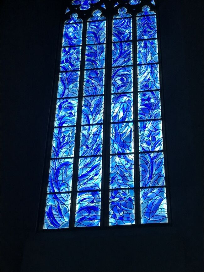 フランクフルトから電車で３０分。<br />聖シュテファン教会の青いステンドグラスは一見の価値あり。