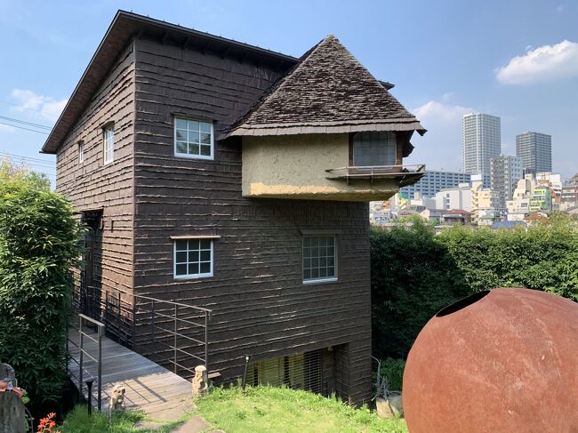 北海道旅行後の東京滞在中に、気になる行きたい所は行ってやろうと歩き回るのでした。<br /><br />４トラベルの誰かさんの国立の写真が、まるでドイツの家屋みたいに見えて、その家屋を探しに行って来ました。<br />その誰かさんの名前を忘れてしまいました。もし私だと気が付けば教えて下さい。お詫びとお礼を申し上げたいです。<br /><br />国分寺の兒島画廊は４トラベルの私が師匠と仰ぐ唐辛子婆さまの旅行記で知り、行きたかった所です。私はいつも唐辛子婆さまの足跡を追従しています。<br />やはり、奇妙不思議奇想天外夢物語の様な世界でした。<br /><br /><br />