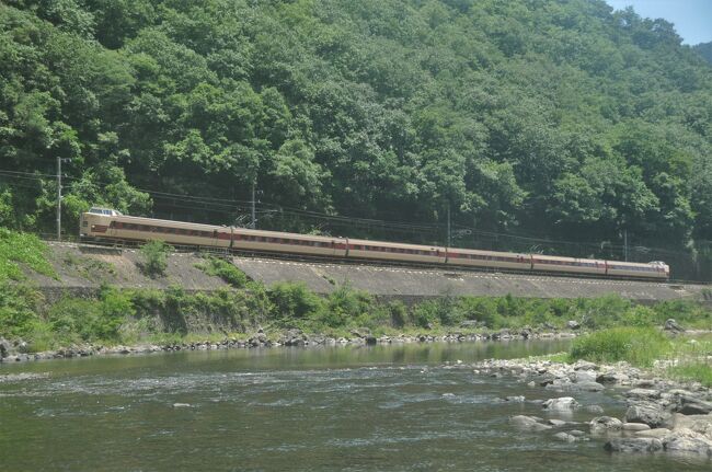 小さい頃から見てきた特急やくもは、<br />私の鉄道趣味の原点のひとつであります。<br />当時、伯備線はまだ電化されておらず、<br />やくも号は、ディーゼル特急でした。<br />何度も何度も見た、備中高梁駅の発車シーンは、<br />いまだ、その光景が脳裏に焼き付いています。<br />発車音も良かったな～。<br /><br />特急やくもは、最後に残った国鉄型の特急電車ですが、<br />2024年に新型車両273系電車に置き換えられると<br />正式にリリースされました。<br /><br />今年（2022年）3月から、やくも運転開始50周年の企画で、<br />1編成を懐かしい国鉄色で再現し、<br />1日1往復運行されています。<br /><br />さぁ、いつものTさんが登場です。（笑）<br />Tさんの愛車で5月28日、7月2日に出動して来ました。<br />5月28日は鳥取県側で、7月2日は岡山県側で<br />撮影しました。<br /><br />Tさん宅は、私の家よりも東にあり、<br />早朝、私の家に立ち寄って頂き、<br />近くにインターチェンジがありますので、<br />すぐに高速道路にのり、西へ向かいました。<br /><br /><br /><br />