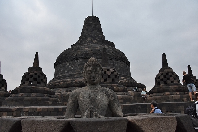 2015年の9月にインドネシアに行ってきました。<br />アンコールワットを訪れて以来、東南アジア最大級の仏教遺跡ボロブドゥールをどうしても見たくなったのです。<br />また、ここ数年首都ジャカルタの通勤電車には元JRや東京メトロ、東急などの日本の中古電車が大量に導入され、東南アジアの町中を日本の電車が走るという不思議な光景が見られるようになっています。<br />広大なジャワ島を走る長距離列車にも載ってみたいですし、インドネシアのローカル線にも興味があります。<br />せっかく外国を旅するのですから、その国の鉄道に乗って土地の雰囲気、空気、景色を肌で感じたいのです。<br />幸い国内外問わず何度も旅行に行ったおかげでJALのマイルが貯まっており、航空券代はかかりません。<br /><br />そこで、ジャカルタを起点にしてジャワ島を鉄道で一周するルートを考えました。<br />まずジャワ島の西側のジャカルタから東側のスラバヤまで北側の路線を走る特急列車に乗ってスラバヤで宿泊。スラバヤからは避暑地マランに足を延ばします。<br />スラバヤからは南側の路線に乗り、ジョグジャカルタとバンドンに宿泊してジャカルタに戻るという8泊10日の日程です。<br /><br />首都ジャカルタはあまり観光するところが無いので日本の中古電車への乗車がメイン。ジャワ島の東側のスラバヤも観光地はありませんが、近くの高原都市マランは散策に向いていそうです。<br />中央部のジョグジャカルタは仏教遺跡ボロブドゥールやヒンドゥー教の大寺院ブランバナン、王宮など様々な文化遺産があり、見どころ多数です。ソロの山奥にあるスクー寺院とチュト寺院というミステリアスな寺院も気になります。特にスクー寺院はガイドブックに「エロティックな寺院」と書かれています。エロい寺院とは何か。ぜひ行かねばならないでしょう。<br /><br />ルートを決めたら次は切符です。<br />発展途上国の鉄道は情報量が不足していることが多く、切符の購入もままならないことが多いのですが、インドネシアの鉄道については『インドネシア鉄道の旅―魅惑のトレイン・ワールド　古賀 俊行 (著)』という素晴らしい本があります。<br />在スラバヤ日本国総領事館首席領事である著者がインドネシアの鉄道全路線を乗り潰した経験をこの1冊にまとめられています。<br />300ページ以上もあり、路線や車両、インドネシアの鉄道の歴史など、この本を読めばインドネシアの鉄道がすべてがわかる貴重な資料なのです。<br />読み進めるとソロという町には線路と道路の併用軌道があり、ディーゼルカーが道路上を走っているのだとか。<br />ソロのプルウォサリ駅とウォノギリ駅を結ぶ1日2往復のローカル線だそうで、それがとても気になります。行きたい！<br />巻末には時刻表もついており、旅の予定もこの本を参考にして計画することができました。<br /><br />列車の切符は現地の駅や旅行会社でも買えますが、私はインターネット経由で買いました。<br />Tiket.comというホームページは英語で予約と支払いができて便利です。<br /><br />最後の難関はジョグジャカルタ周辺の観光地巡りの足。<br />インドネシアのバスなどの公共交通機関は外国人観光客にとって利用しづらく、また情報も少ないです。<br />ボロブドゥールやスクー寺院やチュト寺院はバスやミニバスなどを乗り継いで行けないこともありませんが、時刻表が分かりませんから時間を大幅にロスするというリスクがあります。<br />それならば少々高くつきますが、現地で車をチャーターして行きたいところを回った方が効率よく時間を使うことができます。<br />インターネットで調べた結果、Bagus Bintang Tour &amp; Travelという旅行会社にお願いすることにしました。<br /><br /><br />インドネシア人の社長と日本人の奥さんが経営する旅行会社で、メールなどの問い合わせを日本語で行うことができます。<br />また運転手も日本語が話せるので何かあっても安心。料金も良心的でした。<br />ボロブドゥールで日の出を見て午前中にホテルに戻るプランと、ソロの山奥にあるミステリアスなスクー寺院とチュト寺院、そしてソロのプルウォサリ駅とウォノギリ駅を結ぶローカル線に乗るプランをお願いし、2日間車をチャーターすることにしました。<br /><br />あとは空港からジャカルタ市内への足。<br />2018年現在は空港からジャカルタ中心部まで鉄道が開通して便利になりましたが、2015年当時はバスかタクシーしかありません。<br />帰りはバスで良いのですが、行きは到着が深夜になりますから不安です。<br />ジャカルタのタクシーはぼったくりや強盗が多く、あまり評判が良くありません。<br />青い車のブルーバードタクシーやシルバーバードタクシーは比較的信用できるとされていますが、初めての空港で目当てのタクシーに乗れるかどうかわかりません。<br />変なトラブルに巻き込まれるよりはと空港からホテルまでの送迎もインターネットで予約してしまいました。高いですが、深夜の空港は危険ですから安全第一です。<br />初日は少しでも早くホテルにたどり着き、翌日に備えてすぐに寝るべきなのです。<br /><br /><br />■　日程<br />2015年9月17日～2015年9月26日<br /><br />9/17　成田→ジャカルタ<br />9/18　ジャカルタ観光<br />9/19　ジャカルタ→スラバヤ<br />9/20　スラバヤ→マラン→スラバヤ<br />9/21　スラバヤ→ジョグジャカルタ<br />9/22　ボロブドゥール・ジョグジャカルタ観光<br />9/23　ウォノギリ支線、スクー寺院、チュト寺院見学<br />9/24　ジョグジャカルタ→バンドン<br />9/25　バンドン→ジャカルタ<br />9/26　ジャカルタ→成田<br /><br />※ブログ『マリンブルーの風』に掲載した旅行記を再編集して掲載しています。<br />ブログには最新の旅行記も掲載していますので、ぜひご覧下さい。<br /><br /> 『マリンブルーの風』<br />http://blog.livedoor.jp/buschiba/<br /><br />2015年インドネシア旅行記<br />https://buschiba.livedoor.blog/archives/52519852.html<br /><br />インドネシア旅行記の第1回です。<br />いざインドネシアへ。<br />深夜1時のジャカルタ・スカルノハッタ空港に到着し、ホテルへと向かいました。<br />