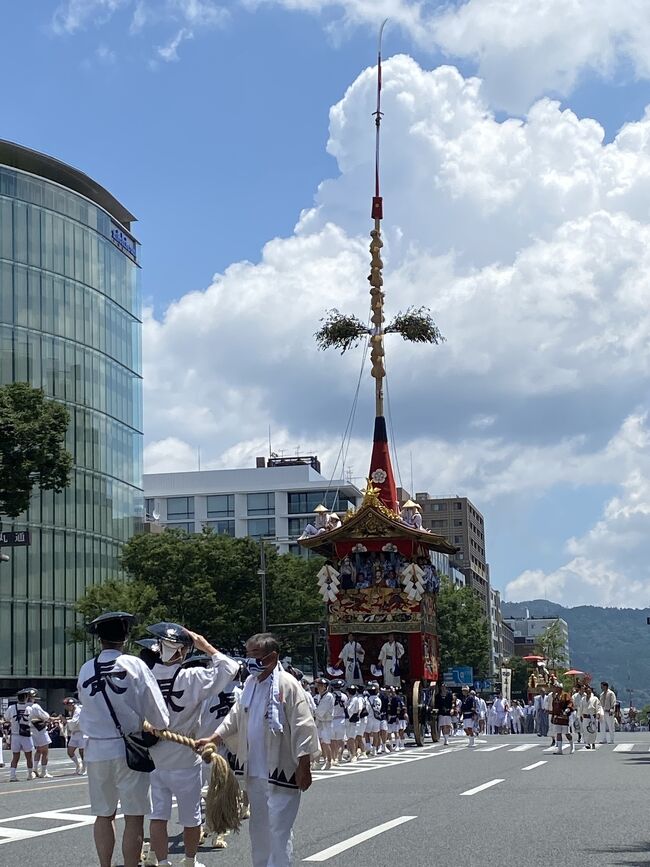 祇園祭の巡行の有料観覧席のチケットの一番前が取れたので祇園祭に行くのを決めたのもあり、楽しみにしていた巡行。<br />有料チケットでなくても観れはしますが、やはり場所取りをしなくていいので楽です。4100円の価値はありました。<br />巡行は全部で23個。<br />長刀鉾~船鉾まで見ごたえのある巡行でした。