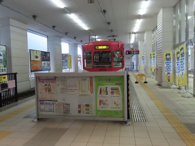 2021年8月16日(月)朝の7時半、ホテルの宿泊セットの朝食(下の写真1)を食べて観光に出発。まずは駅を越えて古城公園口(北口)に移動。一昨日の上諏訪での大雨が嘘のような天気。<br /><br />これから万葉線に乗って射水市に移動するが、電車の時間まで少しあるので駅前を歩くと昨夜寄ったドラえもんの散歩道と道を挟んだ駅側に大伴家持像がある。1.2mの台座の上に2.8mの家持像と少女2人、堅香子の花が並んでいる(下の写真2)。<br /><br />高岡銅器の原型師の米治一(こめじいち)氏が原型を制作したもので、1981年に第1回万葉まつりを記念して高岡駅北口駅前広場に設置されたものが2014年に伝統工芸高岡銅器振興協同組合が修復し、現在地に設置した。<br /><br />大伴家持は奈良時代の746年から5年間、越中守としてこの地に赴任していた。全体の1割以上の473首が万葉集に収められている歌人で、彼の「もののふの八十娘子らが汲みまがふ 寺井の上の堅香子の花」の歌をイメージした像。この歌は国府のあった伏木の勝興寺の井戸で娘たちが水を汲んでいる側にカタクリの花が咲いている様子を詠んだものとされている。行ってないが、勝興寺の北西の角地に「万葉寺井の跡」の史跡として整備されているそうだ。<br /><br />8時45分の万葉線で移動開始。厳密には第三セクター万葉線の、いわゆる路面電車の高岡軌道線と専用軌道の新湊港線だが、一体の直通路線「万葉線」として運行されている。25駅全線12.9kmで全線電化だが、広小路・米島口間のみ複線。名前は大伴家持が編纂に加わった万葉集から来ている。<br /><br />元々は富山地方鉄道と越中鉄道によって開業した路線で、越中鉄道は越ノ潟付近が1930年(昭和5年)に開業し、(現)六渡寺までの全線開通は3年後。戦争中の1943年に富山地方鉄道の射水線となり、富山から(現)六渡寺までが開業した。<br /><br />高岡駅からは1948年に富山地方鉄道として米島口経由で北の伏木港まで開通。3年後に米島口から(現)六渡寺まで延伸し、高岡と富山間の直通運転が行われた(1961年停止)。1959年には加越能鉄道となる。1966年には現在の新湊港線も加越能鉄道となる。1971年に米島口・伏木港が廃止、現在の路線となる。1980年に万葉線の愛称が付けられ、2002年に万葉線(株)へ譲渡された。<br /><br />万葉線の高岡駅停留場は、2014年に1964年にオープンした高岡ステーションビルを改装してリニューアルオープンした、新しい高岡市の玄関口である複合ビル「CURUN(クルン)高岡」の1階にある。<br /><br />古くは1948年(昭和23年)の富山地方鉄道が伏木港まで開通した際に地鉄高岡停留場として開設された。1959年に加越能鉄道となり新高岡停留場に改称。1963年に駅前広場に移転され、1979年高岡駅前停留場に改称。2014年の現在地への移転の際に高岡駅停留場となった。<br /><br />電車に乗り込み「万葉線・海王丸セットクーポン」を1100円で購入。400円の海王丸乗船券が付いたフリー切符で、海王丸/越ノ潟まで片道400円掛かるので100円お得。万葉線には加越能鉄道から引き継いだ1967年製の1両編成の路面電車車両と、2004年から09年に掛けて導入された2両編成の超低床車(愛称アイトラム)が走っているが、今回私が乗ったのは往復とも旧車両だった。アイトラムは通常赤だが、ラッピング車両の青ベースの「ドラえもんトラム」と「獅子舞トラム」もあり、この両車両とは帰りにすれ違った。他にも黄色い「LIBOOOトラム」も走っている。<br /><br />高岡駅を出ると、電車は路面電車として北西に進み、片原町で右折し、北東に米島口まで道路を走る。ここまで20分くらい。お盆の月曜の朝だが、結構高校生が乗って来る。米島口を過ぎると東に折れて専用軌道となりJRの氷見線をオーバーパスする。昔は米島口からまっすぐ伏木港まで行く線が伸びていたが、今は跡形もない。<br /><br />一駅先の能町口を過ぎると再び北東方向へ折れ、小矢部川と庄川に挟まれた中洲上の地域の道路の中を再び走る。能町口の次の新吉久からその次の吉久に向かうと右手に重要伝統的建造物群保存地区があり、ここも寄ってみたかったのだが、時間なく寄れず。ちなみに庄川は明治終わりの小矢部川・庄川分離工事までは古久辺りで小矢部川に合流していたので、それまでは中州ではなかった。<br /><br />そして、吉久を過ぎると専用軌道に入るところで射水市に入る。2005年に 新湊市と射水郡小杉町、大門町、大島町、下村が合併して誕生した市で、人口約9万人は富山県で3番目に多い。面積約109平方㎞は15の市町村で4番目に小さい。<br /><br />射水の名は新湊市も市制移行以前に属していた射水郡から命名されたが、長い歴史を持つ由緒ある名前。富山県を代表する大河である神通川と庄川の間に広がるこの辺りは中小の河川や地下水に恵まれた土地として古くから栄えて来た。古代の人々は、水の湧出を表わす言葉「イ」・「ミズ」にちなみ、この地を「イミズ」と呼んだと考えられる。当初は「伊弥頭」や「伊美都」などとも書かれたが、「射水」が奈良時代から使われ始め、次第に統一されていった。<br /><br />射水出身者としては落語家の立川志の輔師匠が新湊高校の卒業生。漫画「美味しんぼ」の漫画家、花咲アキラも新湊出身。リオ五輪で金の女子柔道、田知本遥選手は小杉高校出身。サッカーの柳沢敦元選手は高校は富山市内だが、旧小杉町の出身。読売新聞の正力松太郎氏は旧制高岡中学に進んだが、旧大門町出身。<br /><br />45分ほどで六渡寺(ろくどうじ)停留場に到着。ここが高岡軌道線と新湊港線の切れ目だが、特に何もない。元々は1918年(大正7年)に中越鉄道新湊線の終着駅の新湊駅が開業した場所だが、この駅自体は1933年(昭和8年)にそれに隣接する越中鉄道射水線新伏木口駅として開業。新伏木港駅を経て1939年に新湊駅に改称。戦後の1951年に高岡軌道線が開通し高岡駅と繋がる。現在の駅名となったのは1985年。なお、新湊線は国有化された後、貨物専用線となり、その後現在の高岡貨物駅(新吉久停留場の西)までに短縮された。京都の奈良線もそうだが、線名の新湊(現射水市)を走ってないし、線路も撤去されている(1986年に新湊高校が春と夏の甲子園に出場した際には応援列車が新湊駅まで乗り入れた)。<br /><br />六渡寺から電車は西に進み、富山市と石川県の羽咋を結ぶ国道415号線の新庄川橋と並行して庄川を渡る。庄川は富山県を代表する川の一つで岐阜県の飛騨高地からほぼ真南に115㎞ほど流れ、ここで富山湾に流れ込んでいる。古くは砺波市庄川町の雄神神社に因んで雄神川と呼ばれていたが、神社付近の地域を「雄神の庄」と呼んでいたことから、そこを流れる河川そのものが「雄神の庄川」と呼ばれ、のち「雄神」がとれて庄川という名前になった。<br /><br />庄川を渡った2つ先の西新湊で高校生たちが降りる。あとで調べたら、この駅のすぐ南西に上述した新湊高校がある。女子制服はセーラー服なのね。上述した86年の春の甲子園では初出場でベスト4に進出し新湊旋風と騒がれた。志の輔師匠は72年卒なので、だいぶ後輩たちね。ちなみに彼はソフトテニス部で富山県代表でインターハイ出場経験がある。86年頃はTBSテレビ「朝のホットライン」レポーターに就任して売れっ子となった頃。<br /><br />万葉線はこの先、内川を越えて新湊大橋のたもとの越ノ潟まで続くが、ひとつ手前の海王丸停留場で下車。1932年(昭和7年)に現在位置より数十メートル東に越中鉄道越ノ潟口駅として開業。現在の位置に移ったのは1990年で、その時に現在の駅名となった。<br />https://www.facebook.com/media/set/?set=a.7963757443694210&amp;type=1&amp;l=223fe1adec<br /><br /><br />海王丸パークへ歩くが、続く