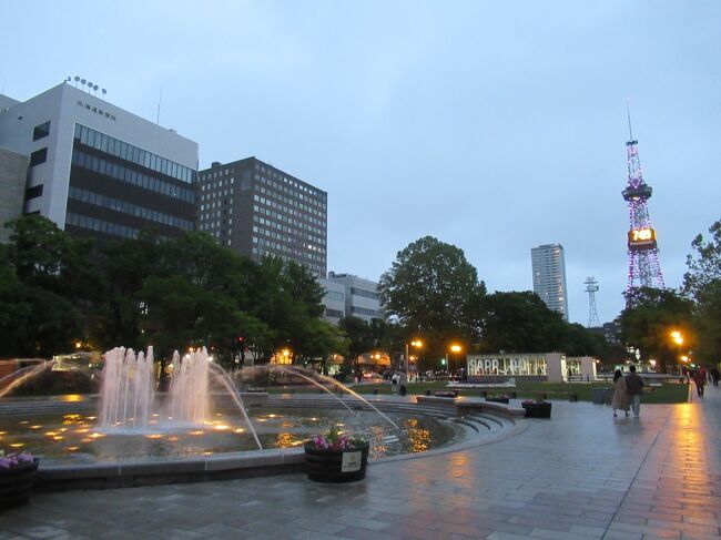 コロナも落ち着いてきていた時期で、旅行ができそうでした。娘の長期休暇をどうしようか・・・コロナで延期が続いていたので、いろいろ考えて調べて、お得な情報をゲットしたので北海道へ行くことにしました。<br />お得① JR北海道のラブパス(北海道周遊パスで6日連続で使える)<br />JR北海道内の在来線の特急・快速・普通列車の自由席とJR北海道バスが連続する6日間乗り放題、指定席も4回まで利用できます。1人12000円と格安です。また提示すると割引を受けられる施設などもあります。<br />※あんまり遠出しなかった私たちでも1人19136円分使用したので、7136円お得でした。<br />お得② サッポロ割<br />1泊5000円以上のプランで1泊3000円の割引が受けられます。私は各ホテルのホームページからサッポロ割プランを選んで予約しました。支払いはチェックイン時に現地決済です。それにチェックイン時に1泊2000円分(1000円券2枚)のサッポロスマイルクーポンがもらえます。チェックイン日からチェックアウト日までに対象施設やタクシーなどで利用できます。<br />※私たちは札幌に5泊したので3000円×5泊×2人で30000円と、クーポンで2000×5泊×2人で20000円と合計で50000円お得でした。<br />お得③ ちとせ割<br />1泊7000円以上のプランで1泊5000円の割引が受けられます。私はホテルのホームページから、ちとせ割プランを選んで予約しました。支払いはチェックイン時に現地決済です。それにチェックイン時に1泊2000円分(500円券4枚)ちとせ飲食クーポン券がもらえます。<br />チェックイン日からチェックアウト日までに対象施設やタクシーなどで利用できます。<br />※私たちは千歳に2泊したので5000円×2泊×2人で20000円と、クーポンで2000×2泊×2人で8000円と合計で28000円お得でした。<br /><br />日程は6月10日(金)~19日(日)で9泊10日です。<br />1日目 ANAで札幌へ<br />2日目 (大雨)北海道中央バスの富良野・美瑛バスツアーに参加<br />3日目 (雨)ANA・JAL・レンタカーを利用して網走へ日帰り観光<br />4日目 (晴)札幌観光<br />5日目 (晴)札幌観光<br />6日目 (雨)星野リゾート・トマムへ<br />7日目 (雨)小樽観光<br />8日目 (曇)小樽観光 千歳へ移動 北広島アウトレットで買物<br />9日目 (曇)支笏湖観光<br />10日目 JALで北海道とお別れ <br /><br />宿泊は<br />10日から3泊 三井ガーデンホテル札幌ウエスト<br />13日1泊 東急ステイ札幌<br />14日1泊 クロスホテル札幌<br />15日1泊 星野リゾート・トマム<br />16日1泊 天然温泉灯の湯ドーミーインPREMIUM小樽<br />17日から2泊 ホテルルートイン千歳駅前<br /><br />6月の北海道にしては雨が多く、非常に残念なこともありましたが、長い日程を無事乗り切れて満足しています。私たちが北海道にいる間に地元では、梅雨入りして、梅雨が明けて、厳しい暑さになっていました。<br />