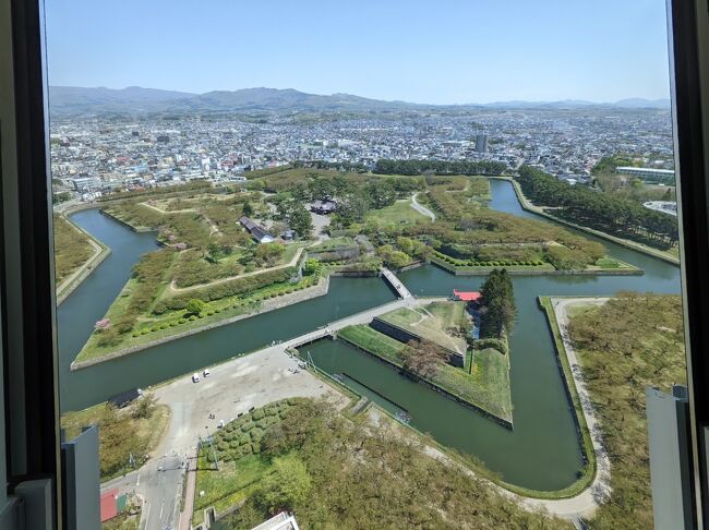 桜を求めて行ったけど　今年も早く終わってしまった所が多かった。<br />3日目<br />　トラピスチヌ修道院・・<br />　　まだ桜が咲いていて良かった～。<br /><br />　五稜郭公園・・<br />　　満開に合わせて来たけど　やっぱり今年も早く　終わっていた。<br />　残念　その代わりにタワーにはすぐに登ることが出来ました。<br />　時間がないので急いで五稜郭の方にも行って見ました。<br /><br />　函館朝市・・<br />　　昼食を食べます。オプションで注文があったので頼みましたが　<br />　　食べる所はいっぱいあり　好きな所で食べれば良かった。<br /><br />　法亀寺・・<br />　　樹齢約300年のしだれ桜があるが　完全に散っていました。<br /><br />　登別温泉　第一滝本館<br />　　地獄谷にも近く　湯船が沢山あり良かった。<br /><br />4日目　<br />　北海道神宮・・<br />　　少しは桜が残っていて良かったです。<br />　<br />　後は空港に向かい　夕方には帰って来ました。<br /><br />　第一目的の五稜郭の桜は終わっていて残念だったが　<br />　　他で満開の所もあり良かったです。<br />　　<br /><br /><br /><br /><br />　<br /><br /><br />