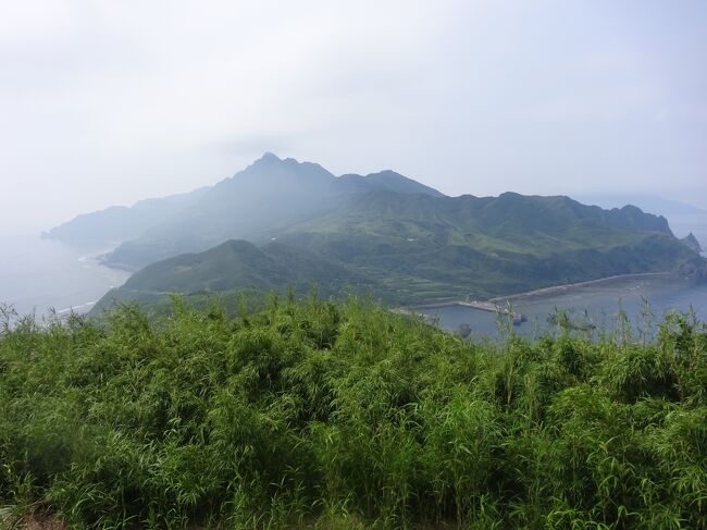 奄美大島、メインのトカラ列島(十島村有人島の宝島 小宝島 平島 悪石島 諏訪之瀬島 中之島 口之島)を訪問。屋久島、鹿児島を訪れ15日神戸に行き、17日関東に帰りました。(10泊11日の長旅でした。)<br />(写真)フリイ岳山頂より口之島全体を見ます。中央は前岳 右に漁港。<br />中之島より口之島に着き、中心地のカワ(コウ)湧き水 タモトユリ(開花時期です。)フリイ岳展望台(監視所跡 兵舎跡) 平瀬海水浴場 北緯30度線モニュメント 赤瀬に行き<br />フェリーで鹿児島に行きます。妻と合流し、郷土料理「熊襲亭」で夕食を戴き、宿泊。明日より3日間屋久島を回ります。 <br />(口之島)トカラ列島の最北端の島で周囲13km 面積は13.3km 人口は約129人。<br />今でも水蒸気を噴き出す燃岳があり、その南にはセランマ温泉があります。南地域は野生牛の生息地域です。和牛の純血種としては日本でただ一カ所で口之島だけに生息しています。県の天然記念物のタモトユリが自生しています。丁度、開花の時期です。<br />(北緯30度線碑)戦後、口之島以南は占領地区となり、日本からの密貿易で人口が1000人以上となり、流行りました。(港の所には遊郭もあったそうです。)<br />⑦7月11日(月)<br />中之島8:00(高速チャーター船 焼岳 前岳 象の鼻を見て)9:38口之島に着きます。<br />(口之島観光)2台の車に分乗して <br />1)西乃浜漁港より村内のカワ(湧水 ガジュマル) タモトユリ(開花時期でした。)を見ます 2)フリイ岳(235m)展望台(監視所・兵舎跡)に登ります。 田芋(水田) 平瀬海水浴場 北緯30度線モニュメント 赤瀬(トカラ列島の最北端)に行き、感慨に浸ります。<br />3)口之島12:00(船2等船室昼食(船でお弁当))18:20鹿児島南埠頭に着き、<br />(夕食)正調さつま料理「熊襲亭」(尊コース)3500円(妻と合流)を戴きます。<br />コンビニで朝食購入し、(泊)ダイワロイネットH鹿児島天文館8664円<br />{旅程}<br />①7/5(火)羽田12:20(JL)14:25奄美大島(マングローブ林カヌー体験)泊<br />②7/6(水)奄美大島(古仁屋ーグラスボート 郷土館)2:00(船泊)5:00<br />③7/7(木)宝島(イギリス坂 宝島港 大間泊 鍾乳洞 イマキラ岳 荒木崎灯台)(泊)宝島<br />④7/8(金)小宝島(サンゴ奇岩 ウネ神)平島(大穴 甌穴 ガジュマル)悪石島(対馬丸 金山・坂森神社 遊歩道 砂蒸・湯泊温泉)泊<br />⑤7/9(土)諏訪之瀬島(乙姫伝説の洞窟 ナベダオ大木 藤井富傳墓)中之島(西区温泉)泊<br />⑥7/10(日)中之島(トカラ馬 歴史資料館 御池 七ツ山海岸 御岳一周 天文台)泊<br />★⑦7/11(月)口之島(タモトユリ カワ フリイ岳 北緯30度モニュメント 赤瀬)12:00(船)18:00鹿児島(泊)<br />⑧7/12(火)鹿児島7:30(船)10:20屋久島(宮ノ浦)(ヤクスギランド・紀元杉)泊 <br />⑨7/13(水)白谷雲水峡(楠川歩道往復 大岩 クグリ岩 苔ムス森 白谷小屋)泊<br />⑩7/14(木)屋久島一周(千尋ノ滝 ガジュマル 大川ノ滝 西部林道 灯台)16:00(船)18:55鹿児島(泊)<br />⑪7/15(金)鹿児島(照国神社 西郷隆盛銅像 鶴丸城跡 仙厳園 フルサト館)20:00(SKY)21:10神戸