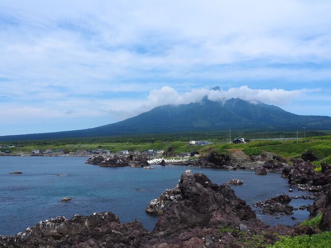 7月16日(土)曇り時々晴れ<br />2日目は、利尻島・礼文島を定期観光バスで巡り、フェリーで稚内に戻るハードスケジュールです。天気予報は雨でしたが、元祖晴れ男健在。行く先々で曇りから時折晴れ間も見えて降られることもなく、無事観光することができました。