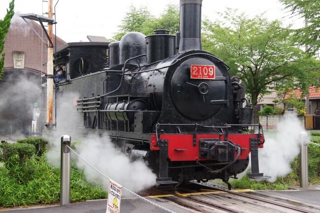 ２０２１年１２月に、埼玉県南埼玉郡宮代町にある日本工業大学「工業技術博物館」の<br />ＳＬ館で動態保存をしている蒸気機関車２１０９を見学しました。<br />この蒸気機関車は、明治時代の鉄道局が発注してイギリスで製造された２１００形<br />（Ｂ６）で、年に何回か土曜日（工業技術博物館のＨＰで要確認）に、<br />実際に試験走行をしています。<br />　２０２２年７月に今度は走っている姿を見に出掛けました。<br />午前中から機関庫の外に出して、ボイラーを焚き、タンクの中の水が沸騰して来ると、<br />機関を動かす蒸気が溜まって圧力が上がって来ます。<br />試験走行は午後からですが、早いうちから見に行くと、<br />様々な準備の様子を見ることが出来ます。<br />この日は、一日天候が不安定で、時折パラパラと雨が落ちる中、<br />午後から本格的に降り出したら走行は中止になるんだろうかと<br />ハラハラしていました。お陰で、見学者の数は少なかったです。<br />結果として、気温が低く曇っていて見学者が少ないという、<br />いい条件で見学することが出来ました。<br />　また、さいたま市の大宮駅周辺にあるＳＬ２輌も訪ねました。