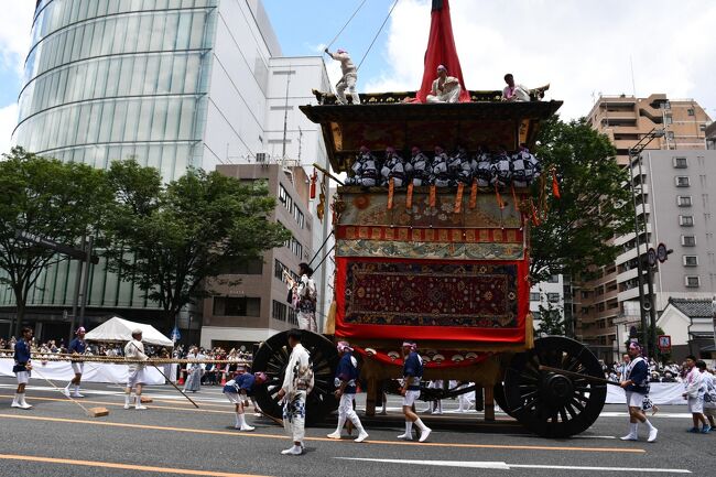 祇園祭りは、三年ぶりの山鉾巡行でした。やはり京の夏には祇園さんは欠かせないものです。元々祇園さんというのは疫病退散のために始まったものですから、疫病のために中止になるというのも皮肉なものです。巡行経路の四条通、河原町通に比べて御池通は道幅が広く、両側に椅子席が設けられています。<br /><br />