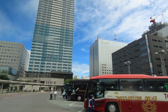 阪急交通社の7月6日～7月9日で7つの絶景をめぐる夏の北海道への旅に参加しました。　7月6日の羽田空港第一ターミナルでの集合時間が8時10分であったために空港近くのホテルに前泊しました。　当方の参加目的は今迄十分に行けなかったベストシーズンを迎える美瑛、富良野に行きたかったことと再び、美しい摩周湖及び知床連山の風景を見たかったことと層雲峡温泉に宿泊したかったことなどであります。　今回の旅は4回目でしたが、ベストシーズンに初めて行ったことでいろいろと収穫がありました。<br />旅の日程は次の通りです。<br />7月5日　前泊　　羽田空港に近いホテルに前泊<br />7月6日　羽田空港より新千歳空港、新千歳空港よりツアーバスで阿寒湖迄　阿寒湖温泉泊<br />7月7日　阿寒湖より湖巡り、阿寒湖、摩周湖，屈斜路湖、天都山展望台　層雲峡温泉泊<br />7月8日　層雲峡～美瑛、富良野　　　札幌泊<br />7月9日　札幌より新千歳空港、羽田空港へ<br /><br /><br />7月9日、午前8時半のホテル専用の無料バスに乗り、札幌駅に向かいました。　札幌駅より快速エアポートで新千歳空港に行きました。<br /><br /><br /><br /><br />*写真は札幌駅北口付近の風景