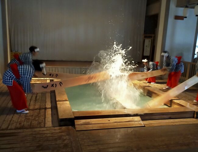 ホテルビレッジで夜明かした後、昨日見られなかった草津温泉名物の湯もみショーを見に行きます。<br />本来なら草津から志賀高原へ抜ける計画でしたがあいにくの雨。テルメテルメで午後までゆったり過ごすプランに変更。草津・志賀ルートは前から気になっていたのですが、次のお楽しみに取っておきます。