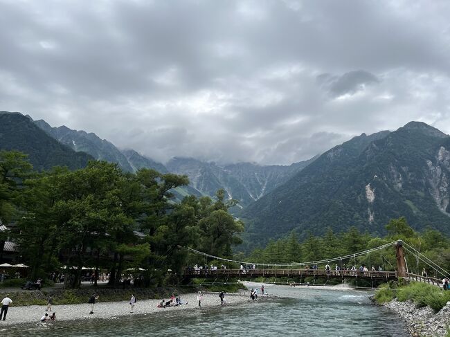 うだるような暑さの九州を脱出して、今年の家族旅行は、憧れの避暑地、信州へ!<br />部活に忙しい娘をおばあちゃんにお任せして、夫婦and息子で行ってきました。<br />3日間とも快晴とはいきませんでしたが、どうにか雨も避けて、目論見通り、涼しい避暑旅行となりました。