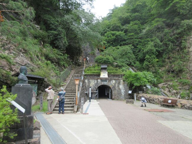 朝来市役所生野支所前のバス停からバスで乗り約１５分位で生野銀山入口で下車して銀山入口までの約４００mの坂道を暑い中２０分ほど登っていった。<br />　生野銀山は銀山由来記によると大同２年に開坑されて織田、豊臣、徳川時代に奉行や代官所おいて直轄領としていた。明治には政府直轄に、そして後に生野鉱山と佐渡鉱山が皇室財産に移され、さらに三菱合資会社に払い下げられた。生野銀山の入口の門には菊のご紋が記されている。鉱山は深さは８８０m、掘り進んだ坑道は３５０km以上だそうです。採掘は横になって彫り込んでいた狸穴や横向けに立って掘り込んだり、菜種油で明かり取りによってすすや採石によるほこりで肺を汚して短命であったとも説明があった。このために近くには多くの寺院が存在していたそうである。内部は猛暑であるにもかかわらず洞窟内は１５度で見学中は寒かった。掘り込んだ様子の断面図があったが蟻の巣のようであった。<br /><br />