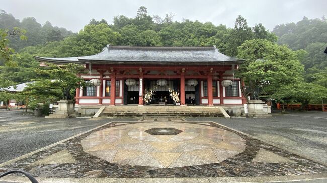 大雨の中鞍馬寺から貴船神社へハイキング。<br />土砂降りのうえ、午前中にスタートしたので、鞍馬山には他に観光客が殆どいなくとても静かでした。