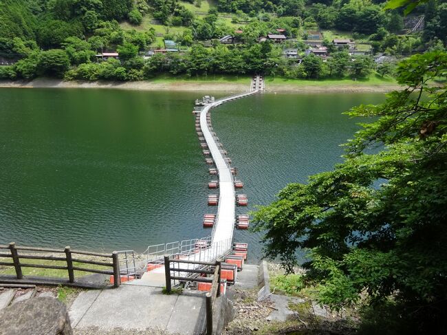 前回の阿佐海岸鉄道のDMV乗車(ホントは神戸に行く用事)から帰ってきた直後くらいから、仕事で大きな山場がいきなりやってきて、1ヶ月以上ドタバタの状態でした。今思い出しても、体力的というよりも精神的にしんどかったですねえ。<br /><br />その山をようやく通り越した6月下旬、有給休暇をとって気分転換をすることにしました。<br />最初は自宅から近い日帰り温泉施設に行って朝からのんびりしようかと思ったのですが、どうせ温泉でのんびりするなら、たまには奥多摩の方に行ってみようと思いました。<br /><br />奥多摩って、我が家からだとほとんど地元という感覚なんです。<br /><br />奥多摩のさらに奥、山梨県に入ったところには<br />・丹波山村の「のめこいの湯」<br />・小菅村の「小菅の湯」 があります。<br />今回はそのうち「小菅の湯」に行こうと思います。<br /><br />小菅の湯への行き方はいくつかあるのですが、まずは奥多摩駅からバスで。<br />ちょっと早めのバスに乗って、途中下車します。<br /><br />途中下車したのは、奥多摩町の一番奥、つまり東京都で一番奥にある集落である「留浦(とずら)」というところにある「浮橋」です。<br />浮橋とは、奥多摩湖の上にタンクの浮力で浮いている橋のことで、以前はドラム缶を使用していたので「ドラム缶橋」とも言いました。<br />現在2カ所あります。私が行ったのはそのうちの奥の方の橋。<br /><br />まだ本格的な暑さが来る前のすがすがしい空気の中、よい気分転換となりました。