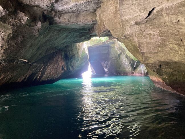 夫が太平洋クラブ（栃木県）へゴルフに行くので、それに絡めて旅行を計画しました。<br /><br />１日目は夫はゴルフ、母と私は静岡観光。夜に三島で合流。<br />２日目は西伊豆へ。青の洞窟へ行ってみたくて。。<br /><br />＜１日目＞<br />　その１　静岡県立美術館　　https://4travel.jp/travelogue/11768493<br />　その２　クレマチスの丘　　https://4travel.jp/travelogue/11768697<br /><br />＜２日目＞<br />　その３　西伊豆６箇所のビュースポットと青の洞窟　←本編です。