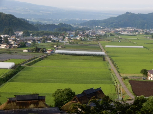 ほぼ毎年恒例行事となりつつある　ホタル観賞ツアー<br />今年もやってまいりました　川場温泉<br /><br />いつもお世話になっている　<br />悠湯里庵は通って１０年<br />なぜか飽きないホテル<br /><br />おそらく日本の原風景が目の前に広がり<br />食事（朝食の質は落ちたが）<br />くつろげる空間ではないかと思う。<br /><br />温泉は源泉かけ流し<br />温度は低め<br />なので長時間は入れお肌はつるつるになる