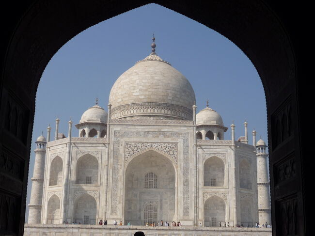 インドの旅三日目はタージマハルがおわすアグラーです。インドと言えばタージマハルを思い浮かべる人も多いかと思いますがヒンズー由来では無くイスラーム由来の建築です。この旅より十年前の旅ではデリーでの事件により泥酔して訳の解らない列車に乗ってしまった為バラナシから引き返すと言う面倒臭い事になってしまいましたが、今回は問題なく到着。アグラーはイスラーム由来の建築が多いせいか、ムスリムが多く、リトル・パキスタン等と揶揄する声がありました。またアグラーはタージマハルがある事からリキシャーのボッタクリも悪質で、旅人からアグラーの法則（言い値とラストプライスが天文学的に違う）と言う言葉が生まれました。