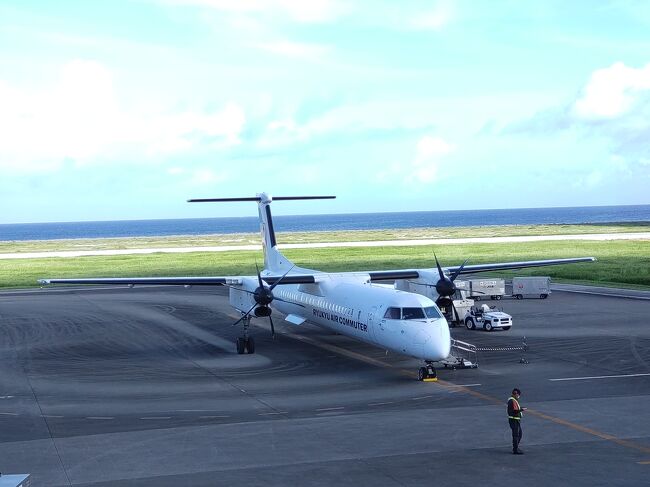 6/27～29<br />久米島一人旅<br /><br />初めての久米島。<br />那覇から30分。<br />プロペラ機<br /><br />あっという間に到着。<br /><br />空港で観光案内へ寄りパンフレットをもらいました。<br /><br />バスでサイプレスリゾート久米島へ。<br />半日観光を申し込みしててピックアップ場所がサイプレスリゾート久米島。<br /><br />早く到着したのでシンリ浜を歩きました。<br /><br />所要な観光場所を案内してもらいました。<br /><br />一人旅でレンタカーなしでも観光出来ました。<br /><br />滞在先は、リゾートホテル久米アイランドホテル<br />朝食付き。<br /><br />チェックイン前に到着。<br />荷物を預かってもらい休憩し、ホテルのプールを利用。<br /><br />チェックインし、近くを散策。<br />イーフビーチは軽石とゴミや漂流物で汚い。<br />日本の渚100選に選ばれたビーチで期待していたので…<br />汚いのにショックでした。<br /><br />おろしスーパーがあったので買い出し。<br />みそクッキーが素朴な味で美味しかったです。<br /><br />ホテルに戻り部屋でゆっくりしました。