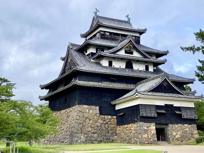 松江2日目は、熊野大社、足立美術館、月山富田城をまわって最後は国宝松江城へ。<br /><br />平面規模では2番目、高さでは3番目だけあって威風堂々とした城でした。<br /><br />現存12天守 :「弘前城」「松本城」「丸岡城」「犬山城」「彦根城」「姫路城」「松江城」「備中松山城」「丸亀城」「松山城」「宇和島城」「高知城」のうち7つ目の城攻めになります。あと5つ死ぬまでに攻め終えられるかな。<br /><br />夕食はホテル近くの蕎麦が美味いという居酒屋へ。美味しい地酒と共に楽しめました。<br /><br />ところで、月山富田城から向かう道中、外車ディーラーや高級車ディーラーが立ち並んでいたので「そんなに富裕層が多いのか ?」と疑問に思い人口を調べたら松江市約20万人、出雲市約17万人だったので、それくらいれば成り立つのでしょうかね。<br /><br />山陰・島根旅 Vol 5. &lt; 小泉八雲記念館・武家屋敷・八雲庵・堀川めぐり・出雲大社 &gt;<br />https://4travel.jp/travelogue/11771718<br />