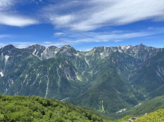 今年の夏は長いです。<br />長い夏を楽しむ私の山旅企画第二弾は北アルプスの二つの山頂を結ぶ稜線を歩くロングトレイル。トレイルの舞台には山域のシグネチャー的存在である常念岳と名前が印象的な蝶ヶ岳の２座を指名。<br />再び全国的に体温超え連発の猛暑となった７月後半、私が向かった北アルプスはシーズン本番に入り多くの登山者を迎え華やいでおりました。<br />来し方をふりさけ見れば槍ヶ岳、<br />佳き。