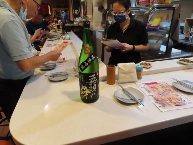 <br />【鶴吉串焼でいつものメンバーで一献 高雄 2022/07/29】<br /><br />鶴吉串焼でいつものメンバーと再会、日本酒を持ち込んで一献。お酒と料理、友人達との会話で再会を楽しみました。料理は、ご夫人たちがチョイスし、男性陣は、酒を飲み交わしながら黙々といただいています。<br />ここは、串焼専門店などで、焼物が次から次へと出てきました。牛肉の焼き物は美味しかったのですがそれ以降の焼き物はイマイチで、もう十分と言う感じでした。<br />前回来たのは、2017年なので5年振り、記録によると随分酔っぱらって、料理の画像は一枚も映しませんでした。印象も良くなかったですが、今回はそういう感じではなく、前半は美味しかったです。<br />今回も、前回と同様また酔ってしまいました。<br /><br />【アクセス】高雄捷運橘線信義小国駅から徒歩5分<br />【所在地】新興區民生一路30號<br />【電話】07 222 3078<br />【営業時間】6時30分～0時30分