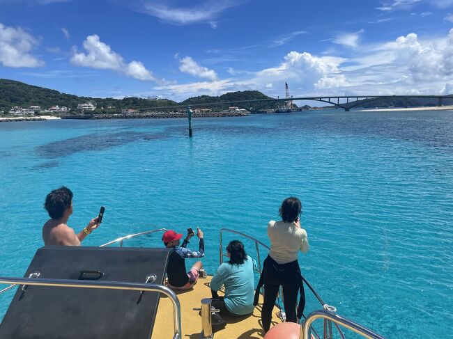 コロナで海外へ行かなくなって3年半弱<br />私は沖縄県慶良間諸島に浮かぶ阿嘉島の海で100本以上潜った。<br />怪しい天気をもバッチリに変える！この島ではこんな魔法も使えてた。<br />噂にによると今回のダイビング、<br />嵐を呼ぶ男、悪天候に変えてしまう女など一緒みたい<br />はてさて、私の持つ強運がどう転ぶか。。。<br />天気予報を見ても自信はない。<br /><br />＜旅の記録＞2名分<br /> 航空会社：スカイマーク (5/18購入) 　<br />　中部 ⇔ 那覇　往復　60,720円（先月の倍  ）<br /><br />セントレア前泊: 東横INN中部国際空港2<br />　禁煙エコノミーツイン1泊　8,170円<br /><br />タクシー<br />　那覇空港ー泊港　1,250円 <br />　泊港ー那覇空港　1,610円 <br /><br />クィーン座間味<br />　（往路）6,600円<br />　（復路）6,400円<br /><br />  ダイビングショップ：ダイブゴビーズ 　　<br />　8ボートダイビング(弁当2日分含) 109,750円  <br /><br />宿泊先：ゲストハウスすまいる <br />　3泊4日　48,850円（食事込）<br /><br />　　その他交通費、食事など別途