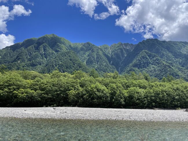 旅行最終日は上高地散策です。このツアー、黒部峡谷鉄道トロッコ電車、立山黒部アルペンルート、上高地、と一日ずつ目的がはっきりしています。初めて行った上高地は人出もそれなりでしたけど、河童橋以外は空いていて雄大な景色と涼しい森林浴を楽しめました。<br /><br />7/28(木)9:04あさま605 東京発 10:38長野着 黒部峡谷トロッコ電車 金太郎温泉泊<br />7/29(金)黒部アルペンルート(室堂散策・黒部ダム)大町温泉泊<br />7/30(土)上高地 15:50特急あずさ44 松本発 18:43新宿着