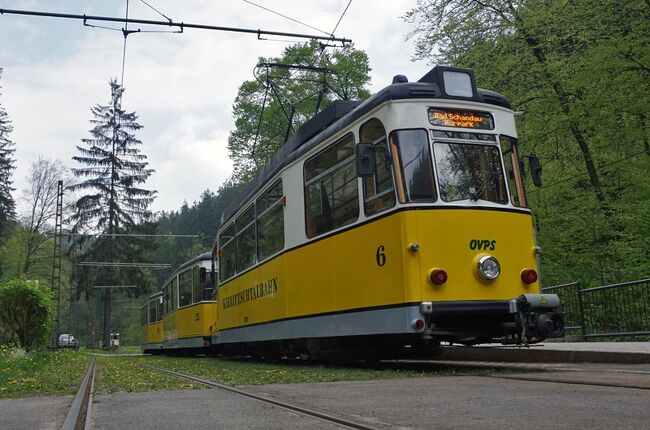 1950～60年代の東ドイツ製の路面電車が現役で活躍するキルニッツ渓谷鉄道でバート・シャンダウ。Sバーンでザクセンスイスに立ち寄りドレスデンへ。<br /><br />2019年のゴールデンウイークは10連休。出発を1日と数時間前倒しすると経由便ながら羽田→コペンハーゲン、フランクフルト→羽田のオープンジョーで、サーチャージや税もコミコミ8万円を切る航空券を見つけたのが前年の6月。羽田発や現地発の時間帯も良いので、まだ出発が10ヶ月以上先ではあるものの、先手を打って迷わずゲット。<br /><br />往復の機中泊を含めると11泊12日、現地滞在正味10日の旅の入り口にコペンハーゲン、出口にフランクフルトを選んだんだのは、デンマークとドイツの間の海峡で列車を連絡船(フェリー)に乗せて航送する渡り鳥ラインと呼ばれるコースに乗ってみたかったから。<br /><br />羽田から夜便で出発。デンマーク１日目は、深夜の乗り継ぎ便で朝にコペンハーゲン到着後、列車でオーデンセを往復。<br />https://4travel.jp/travelogue/11729848<br /><br />デンマーク２日目(ドイツ１日目)は、朝から列車でデンマークの隣国スウェーデンのマルメを往復後、コペンハーゲンから列車代行バスとフェリーによる列車航送を経てドイツのハンブルクへ。<br />https://4travel.jp/travelogue/11734827<br /><br />ドイツ２日目の午前は、ハンブルクから列車でハンザ都市のリューベックに向かいます。<br />https://4travel.jp/travelogue/11749966<br /><br />ドイツ２日目の午後は、リューベックからローカル列車で製塩業で栄えた街リューネブルクへ。<br />https://4travel.jp/travelogue/11750290<br /><br />ドイツ３日目の午前は、メクレンブルク=フィアボルン州の州都シュヴェリーンを観光。ロストク乗り継ぎでシュトラールズントへ。<br />https://4travel.jp/travelogue/11751162<br /><br />ドイツ３日目の午後は、バルト海に面した世界遺産、ハンザ同盟の街シュトラールズントを散策。<br />https://4travel.jp/travelogue/11751195<br /><br />ドイツ４日目の午前は、バルト海に浮かぶドイツ最大の島でリューゲン狭軌鉄道のＳＬ列車に乗車(前編)。<br />https://4travel.jp/travelogue/11752645<br /><br />ドイツ４日目の午後は、バルト海に浮かぶドイツ最大の島でリューゲン狭軌鉄道のＳＬ列車に乗車(後編)。その後、首都ベルリンへ。<br />https://4travel.jp/travelogue/11754572/<br /><br />ドイツ５日目の午前は、ＵバーンとＳバーンに乗ってベルリンの壁とヴェルヘルム皇帝記念教会を見学後、ブランデンブルク門へ。<br />https://4travel.jp/travelogue/11758299<br /><br />ドイツ５日目の午後（その１）は、東ドイツ時代のディーゼル特急を見学後、保存鉄道のブッコー小鉄道の小さな電車に乗車。<br />https://4travel.jp/travelogue/11758418<br /><br />ドイツ５日目の午後（その２）は、ブッコー小鉄道の終点ブッコー駅の保存車両とミニ鉄道博物館見学後ベルリンに戻ります。<br />https://4travel.jp/travelogue/11761196<br /><br />ドイツ５日目の夜は、バスとトラム、Sバーンで連邦議会議事堂からウンター・デン・リンデンをアレクサンダー広場まで散策です。<br />https://4travel.jp/travelogue/11761277<br /><br />ドイツ６日目の午前は、ベルリンからブダペスト行きのユーロシティーでドレスデンへ。Sバーンでバート・シャンダウに向かう際にキャッシングでぼったくりATMに遭遇。<br />https://4travel.jp/travelogue/11762492<br /><br />ドイツ６日目の午後（その１）は、東ドイツ時代の２軸の路面電車、ゴータカーが現役で活躍するキルニッツ渓谷鉄道でリヒテンハイネル滝に向かいます。<br />https://4travel.jp/travelogue/11762656<br /><br />ドイツ６日目の午後（その２）は、1950～60年代の東ドイツ製の路面電車が現役で活躍するキルニッツ渓谷鉄道でバート・シャンダウ。Sバーンでザクセンスイスに立ち寄りドレスデンへ。<br />【この旅行記です】<br /><br />ドイツ７日目の午前は、ドレスデンからローカル快速でチェコ、ポーランドとの３ヶ国国境のドイツ側の町、ツィッタウ。ツィッタウ狭軌鉄道の蒸気機関車の牽く列車に乗車してベルトスドルフへ。<br />https://4travel.jp/travelogue/11771574<br /><br />ドイツ７日目の午後（その１）は、ドイツの東端、チェコとポーランドとの国境の町、ツィッタウで蒸気機関車の牽く列車に乗車後旧市街散策。<br />https://4travel.jp/travelogue/11774284<br /><br />ドイツ７日目の午後（その２）は、ドイツの東端、ポーランドとの国境の町ゲルリッツの旧市街散策とちょっとだけポーランドへ。<br />https://4travel.jp/travelogue/11797727<br /><br />ドイツ７日目の午後（その３）は、ドイツの東端、ドイツ内の少数民族ソルブ人の住む町 塔の町バウツェン旧市街散策。<br />https://4travel.jp/travelogue/11797738<br /><br />ドイツ８日目は、ドレスデントラム博物館見学と旧市街散策後ICEでフランクフルトへ。<br />https://4travel.jp/travelogue/11800150<br /><br />ドイツ９日目の午前は、フランクフルトからローカル列車とトラムでめぐるアールヌーボーの街ダルムシュタット。<br />https://4travel.jp/travelogue/11807195<br /><br />ドイツ９日目の午後は、ダルムシュタットの鉄道博物館見学後、シードルを飲みながらフランクフルトを巡るリンゴ酒電車へ。<br />https://4travel.jp/travelogue/11807344<br /><br />まずはキルニッツ渓谷鉄道に乗って、バート・シャンダウからリヒテンハイネル滝までを動画でご覧ください。<br /><br />https://youtu.be/Qy4XQatOY5s