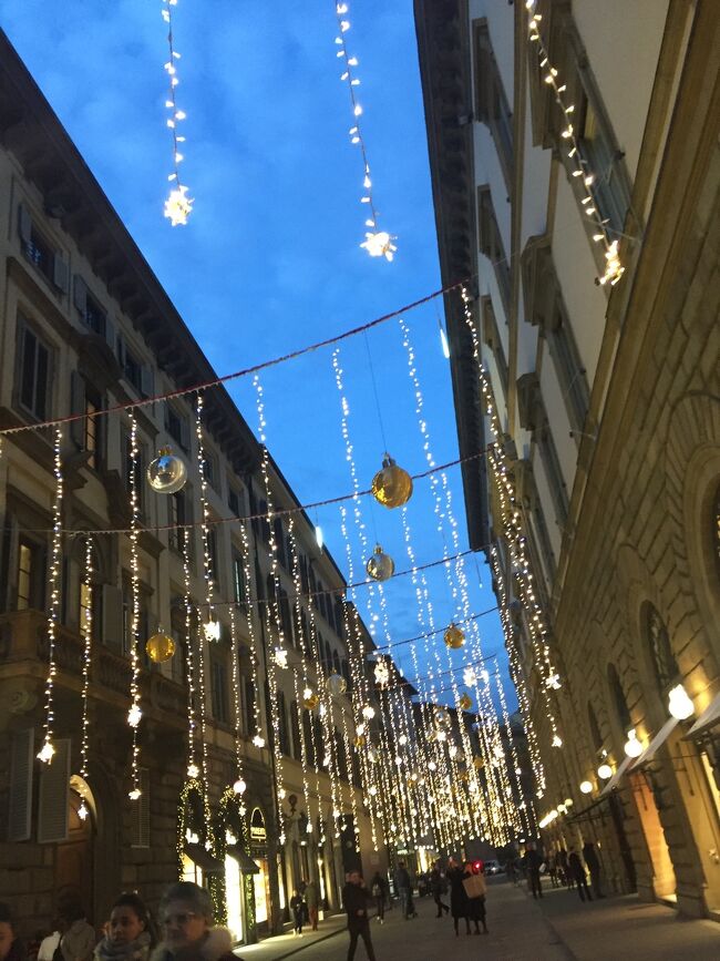 クリスマスのヨーロッパに魅せられて母娘旅<br />2018年は母娘で地道に貯めていたスカイチーム マイルが貯まり、ついにマイル特典で往復ビジネスクラスを予約する事が出来ました。今回は、母の希望により初のイタリア旅行です。<br />美食、美術に溢れたイタリアは私にとって憧れの国でしたが、今まで行くのを避けていた国でもあります。20年程前、友人夫婦がローマでスリに遭いました。被害届に警察へ、するとそこには涙を流すパジャマ姿のアメリカ人男性、訊けばホテルで朝起きたら部屋中から物が消えていて着替えもないと言う。この時の話があまりにもショックで行く気になれなかったのです。<br /><br />しかし、5月に旅行を決めてから、たっぷりの準備時間と練りに練った計画で、素晴らしい旅行になりました。<br /><br />4日目は、ホテルを移動し、フィレンツェの街を丸1日観光します。