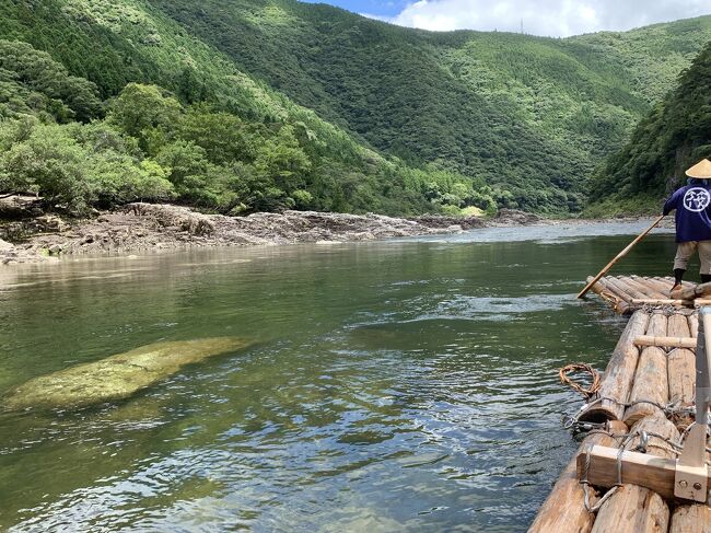 遠い昔 なにかで見た、筏の上で踏ん張り 川を流れ下っていく人たち。<br />それが「北山川 観光筏下り」という大自然アクティビティと知ってから幾年月、<br />「足腰弱ってくるまえに体験したい！！」と思いつつも なかなか機会に恵まれませんでした。<br /><br />最終日は いよいよ念願の筏下り！！<br /><br />ゴトビキ岩さまや熊野の神様方にもご挨拶して、ダンナさんが行きたがった続日本100名城の新宮城・赤木城（←ケンカになった^_^;）の城攻めもしてまいりましたー。