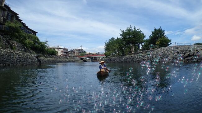 愛知の天気予想は晴れだったので<br />三重県も晴れだと思い走ってたら<br />目の前に邪悪な黒い雲<br />進めば進むほど暗くなって行き<br />ついにはバケツをひっくり返したような<br />土砂降りで前が見えないくらいで<br />後部座席で艦長が天気見たら<br />三重は雨だわ！って叫んでる<br />次の津ＩＣで降り<br />そのまま津ＩＣに乗り<br />とりあえず京都に方向転換<br />鴨川を目指そうか悩んだが<br />和船運ぶ台車を積んでないからと<br />ＳＡで協議して宇治川にしましたが<br />初の場所は下見やら大変だが<br />綺麗な川で漕ぐのは良いですね<br /><br />夏の川遊びは<br />鮎釣りとか居ると<br />投石されたりするから<br />あまり好きではないが<br />上流へ行かない限りは<br />鮎釣りには遭遇せずに済む感じでした<br /><br />宇治川は結構流れもあり<br />場所によっては和船じゃ流されちゃうが<br />夜は鵜飼も行われているようで<br />大きな和船も置いてありましたが<br />昼間は静かでしたね