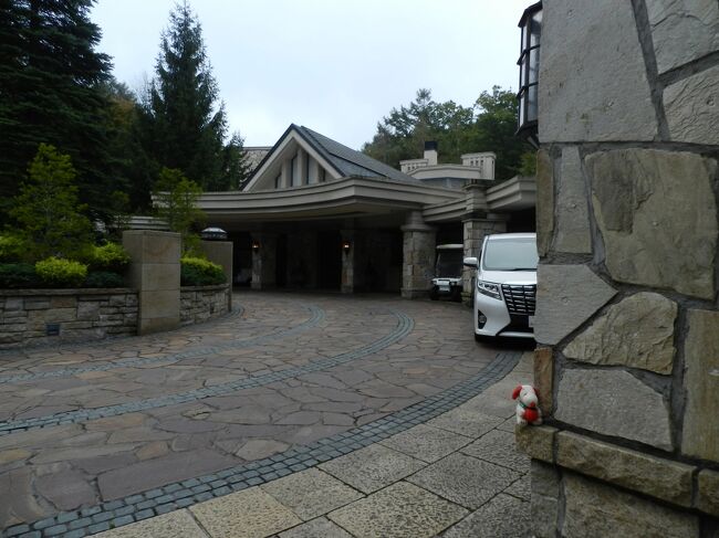 新型コロナの感染状況もマシになっていた2021年10月に長野県への旅行の計画を立て、wifeの父と妹を誘ってドライブ旅行に出かけました。<br />主な目的地は、諏訪大社・軽井沢・草津温泉・蓼科etc.です。<br />3泊4日の旅程で、1泊目は「チサンイン諏訪インター」、2泊目と3泊目はJOECOOLの知人にお願いして「エクシブ軽井沢」＆「エクシブ蓼科」を1泊ずつ取っていただきました。<br />4日間の天候もほとんど晴れていて、爽やかな信州を満喫してきました。<br /><br />《その４》<br />２泊目の宿泊地は『グランドエクシブ軽井沢』です。<br />取っていただいた部屋は『サンクチュアリ・ヴィラ』の&quot;スーパースイートグレード&quot;の部屋でした。<br />