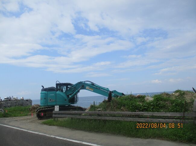 往復の海岸８月豊浜　とちゅうの小野浦海岸の工事<br />写真は２２０８０４－０８５１．車から見えてる小野浦海岸の工事はこの程度。車から一瞬見えたのは、土手の下が整地してあります。歩道のようですが写真が撮れません。小野浦の今週は海の家がそこら中でオープンしました。<br />０８０４（木）０８０５（金）０８１０（水）０８１１（木）<br />０８１８（木）０８１９（金）<br />２２０８０４－０８５３．木曜。小野浦海岸。海の家「日の出大岩」。<br />２２０８１１－０７４４．木曜。帰りの小野浦海岸。道路沿いじゃなく海岸沿いが撮れました。ずいぶん前からやっていたのでしょう。<br />海側。灯台と海が見える　Cafe BBQ ウッドデザインパーク。<br />山側。海と植物にかこまれたBBQ レストラン　ウッドデザインパーク野間。