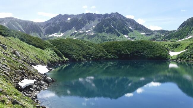 日本三霊山のひとつ「立山」へ<br />北アルプスでも初心者多い山行の高山を満喫できるコースをトッレキングしてきました。<br /><br />先ずは、立山ふもとにそびえる「鍬崎(くわさき)山」をピストンしてのトレッキングを行い山ろくにある野営場「立山山麓家族旅行村」で2泊<br />「鍬崎山」は、佐々成政が立山の至る所に小判を埋めこの鍬崎山には4箇所の伝説があるそうです。<br /><br />その後、山麓から黒部アルペンルートのケーブル･バスを使って室堂平に入り<br />雄大なカールに抱かれた「雷鳥沢キャンプ場」をベースに「奥大日岳」と「立山三山」をトレッキングしてきました。<br /><br />下山は、弥陀ヶ原・称名滝を巡りながら室堂からトレッキングするはずだったのですが朝から天気が悪くあきらめてバスとケーブルで下山となってしまいました。<br />この山行は、またの機会とすることにしました。