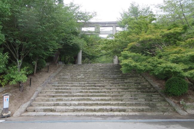 太宰府天満宮参拝の方は大半の方が、西鉄太宰府駅↔参道↔太宰府天満宮本殿のコースです。もっともなコースなんですが、半日あれば巡ることができる大宰府天満宮周辺コースをご紹介したいと思います。西鉄太宰府駅前からコミュニティバス(100円)で内山に向かいます。このバスは西鉄都府楼前駅が始発なので、ここから乗っても同じ料金です。終点内山で降車すれば目の前に「竈門神社」があります。暑いこの時期、冷房の効いたコミュニティバスで汗もかかずに行けます。竈門神社は木陰が多く涼しいので楽に参拝できます。降車の際は帰りのバス時間を確かめることを忘れないように。竈門神社参拝の後はそれほど暑くなかったので、「天開稲荷神社」まで10分あまり歩いて戻ります。もちろんコミュニティバスを利用することもできます。下り坂ですのでほとんど汗をかかずに天開稲荷神社裏手に着きます。バス道路から左に入ると天開稲荷神社です。天開稲荷神社は伏見稲荷から移された九州最古の稲荷神社だそうです。本殿とその上部にある奥の院にお参りします。奥の院は石室がありますので内部にまで入ります。階段は危険と思ったら舗装道をどんどん下りて、太宰府天満宮の本殿裏に向かいます。本殿裏では大楠と夫婦楠、御子社四社があるので見落とさないように。この付近は木陰が多く暑い日でも助かります。その次は参道を歩き、大宰府天満宮宝物殿のところで左に曲がり、九州国立博物館の方に向かいます。博物館は小高い丘の上にありますが、エアコンが効いたエスカレーターや動く歩道があるので快適です。すべて建物内ですから暑い日差しもありません。博物館ではエアコンがよく効いていますので実に快適です。この日は本土復帰50周年を記念した「琉球」という特別展が開催されていました。これを見て、最上階の常設展で大宰府政庁、水城について学びます。しばらくエアコンの効いた涼しいところにいたので元気回復し、博物館前の長い階段を下ります。この階段も木陰にあるので快適です。下りたところからは綺麗な舗装道(国博通り)を歩きます。数分歩くと左手に光明禅寺が見えてくるので、庭を見学しました。この日は門から入ることができましたが、建物は閉まっていたので前庭だけ鑑賞しました。九州にはほかにないと思いますが、枯山水の庭です。置き石は光という字になるよう配置されているそうです。光明禅寺を出て目の前にある藍染川に沿って歩きます。かってはもっと大きな川でしたが、いまは深い道路側溝という感じになっています。少し歩くと左手に梅壺侍従蘇生の碑、千八稲荷、伝衣塔がある空地があります。ここもぜひ見て行きましょう。今回のスポット巡りはこれで終了です。5分ほど歩いて西鉄太宰府駅に戻ります。