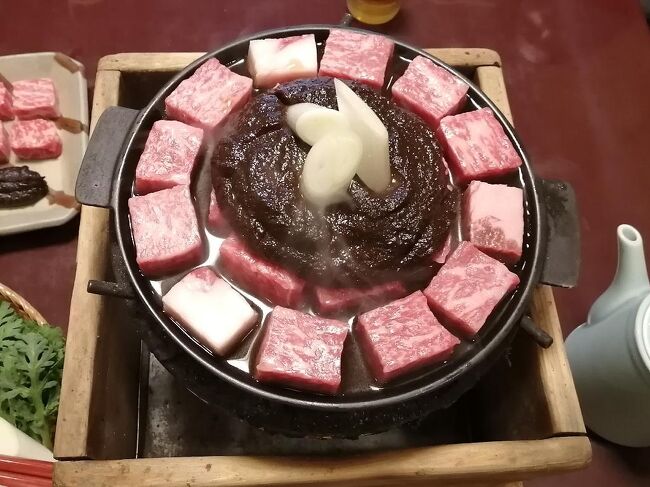 久しぶりに、牛鍋の老舗「太田なわのれん」に行ってきました。<br />今日の料理は「葉月懐石」。<br />8月の端境期に昼・夜ともに提供されるお得な会席膳です。<br />実は7月の下旬に昼食時間の予約TELしたんですが、昼・夜とも予約がいっぱいで直近の空きが8月6日（土）の12時。<br />でもこれが逆にラッキーで、普段は夜にしか提供していない懐石料理が食べられることになりました。<br />この店は高級料亭と変わらない料理が提供されますから、懐石料理が食べられるのは嬉しいです。<br /><br />久しぶりの料理は見事に美しく、美味しいこと！<br />絶品としか言いようがないですね・・<br /><br />1868年（明治元年）創業の「太田なわのれん」。<br />店の前には「うしなべ」と書かれた縄の暖簾がかけられていたそうで、<br />そこからいつしか「太田なわのれん」と呼ばれるようになったそうです。