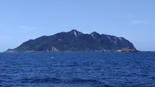 6月末に宗像大社三宮参拝してきましたが、この目でちゃんと大島から沖ノ島を確かめられなかったのが心残りでした。<br />クイーンビートルで行く沖ノ島クルーズがあるのを知り、申し込みました。旅行会社を通しての申し込みのため阪急交通社で申し込みました。日付の入っていない御朱印付きなので、要らないから安くして欲しかったけど。<br />エアは特典で取りました。<br /><br />お日様の加減でシルエットになったりしましたが、刻々と変化する島の形に釘付け。<br />海上より遙拝する事ができ、これでちゃんと参拝できたと自己満足。<br />そして、久しぶりに晩御飯に大枚一葉さん（諭吉さんじゃなく）を使います（笑）。博多水炊きを海と夜景を見ながら食べて満足な一日となりました。<br />よろしければお付き合いのほどよろしくお願いします。<br />