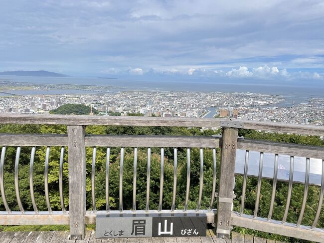 去年に引き続き、今年の夏もひとり旅へ行きます。<br />去年の夏は、東北地方を1週間かけて巡りました。<br />今年は、47都道府県全制覇を目指して、今まで行ったことのない県に全て行く旅をします。行ったことのない県は、岡山、山口、愛媛、高知、徳島、和歌山、滋賀、岐阜、福井、石川、富山の11県です。これらの県を全て巡ることを目的とした、12日間のひとり旅の様子をお伝えします。<br /><br />今日は5日目、目指すのは徳島県と和歌山県です。まずは、高知から徳島まで移動し、眉山などを観光します。その後、南海フェリーで和歌山港へ渡り、和歌山城へ行きます。最後は宿泊地である大阪まで向かう、今日は大移動です。