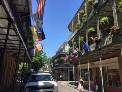 ルイジアナ州 ニューオーリンズ　－　ロイヤル ストリートはフレンチクオーターで一番美しい通りだと言えるでしょう。