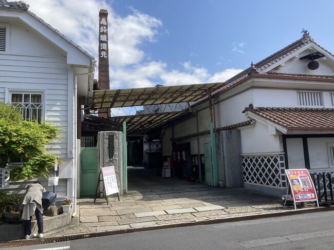 広島県西条の酒蔵めぐりをして、西条名物の美酒鍋を頂きました。西条のお酒を飲み比べしました。<br />美酒鍋は鶏肉、砂ずり、豚肉、野菜を、塩、こしょう、日本酒のシンプルな味付けで食す鍋料理で、あっさりとしていて素材本来の味を楽しめるのが特徴。東広島市西条の杜氏が、酒造りの合間の空腹を満たすために考案したまかない料理が発祥と言われる。シンプルな味付けは、利き酒に影響が出ないような工夫である。加熱することでアルコール分が抜けるので、お酒が苦手な人はもとより幅広い年代の人が食べることができる。名前の由来は、水仕事が多く仕事着がびしょ濡れになることが多かった蔵人（酒蔵で働く人）を「びしょ」と呼び、その蔵人たちが食することから「びしょ鍋」と呼ばれるようになったと言われる。「美酒」の字は近年あてられたもの。 伝承地域の西条は、「兵庫の灘」「京都の伏見」と並び称される銘醸地で、全国酒品評会が始まった明治から大正にかけて上位を独占するなど品質の高さを誇り、酒都西条の名声を高めた。昭和初めに西条を訪れた俳人・河東碧梧桐が「酒の新都」と呼んだことでも有名である。