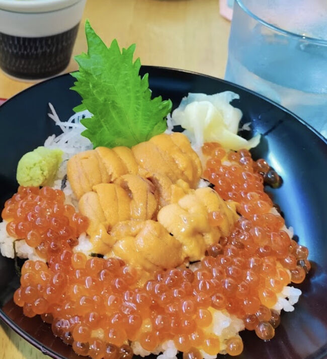 Koko i-naba Hawaii Kai<br />7192 Kalanianaʻole Hwy, Honolulu, HI 96825<br />ハワイカイ、イーストホノルルに本格的なお蕎麦とお寿司や天丼、生ちらしが食べられるお店がココマリーナに出来ました。<br />店内は非常に狭く、カウンター席に8人くらいとテーブル席が一つなので、予約をしなければ座れない感じでした。<br />半天丼と温かい蕎麦、生ちらしが美味しい<br />スタッフさんが1人で対応<br />お寿司を握ってる方が席を外していたので中で天ぷらを揚げていたのか?調理の方も1人かなと?ランチタイム待ってる方も居て ゆっくり食べられる雰囲気でも無く、急ぎ食事を済ませて出て来ました。美味しいので次回はゆっくり食べたい。