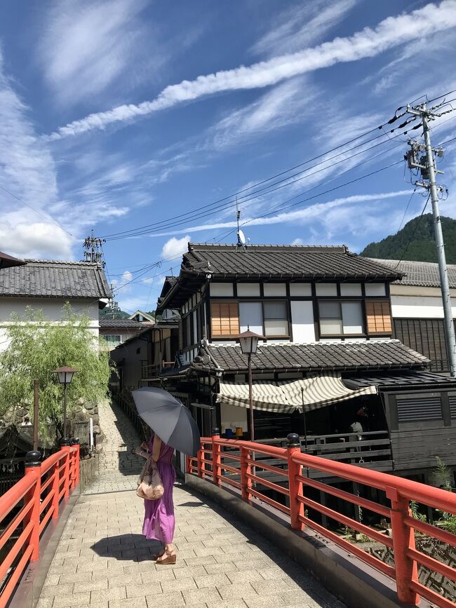 私は岐阜に仕事で出張、同じ時期に長男が岐阜県でラグビーの遠征試合があるとの事で、日にちを調整して、前乗りで小旅行を計画。何年ぶりかの、妻と2人旅行となりました。<br />旅程を立てる段階で、仕事のある岐阜市と試合のある数河高原は、140キロくらい離れている事実に気付く…なかなか遠いやん。高山市を宿泊地と決める。