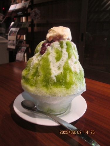 そうだ かき氷はじめよう! 2022/7/15 お知らせ。長屋門カフェが期間限定で下記のとおり復活します。当店オリジナルの「黒蜜しょうゆ」のかき氷を 是非、ご賞味ください。 記 期 間 2022年8月2日(火)~8月31日(水) 時 間 午前10時~午後4時 (オーダーストップ3時30分)<br />詳しくは http://former-yoshida.jp/2022/07/15/post-5147/<br />吉田家の歴史、吉田家は大規模に農業を営みながら代々名主の役を勤め、穀物商を営むなど在郷商人として成長しました。江戸後期には醤油醸造業に進出し、文政9年(1826)からは幕府の<br />軍用馬を放牧する小金牧の管理にあたる牧士を努め、士分格の地位が与えられていました。旧吉田家住宅歴史公園のパンフレットより。昔は柏駅から吉田家まで自分の土地で繋がっていたそうです。入り口は長屋門と呼ばれる大きな建物があります。この長屋門の両脇にある東西蔵を活用した長屋門カフェです。<br />