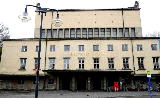 ミュンヘン(München Munich)には、歴史も貫禄も世界一の科学博物館と思えるドイツ博物館がある。敷地も広大、展示内容は科学の全分野に及ぶかと思える多種多様の展示であり、館内をざっと見るだけで丸二日を要するほどである。<br />このドイツ博物館の往年の姿については書籍『科学博物館からの発想―学ぶ楽しさと見る喜び』に詳しい。なんと戦前のドイツ博物館の記述まである。このスケールの大きな科学博物館の魅力をドイツ博物館の歴史とあわせてまとめてみた。<br /><br />● 佐貫亦男氏の見た戦前のドイツ博物館(Deutsches Museum)<br />● ドイツ博物館の歴史<br />● ドイツ博物館を訪れる<br /><br />古書店の均一棚でボロボロのブルーバックスを見かけた。『科学博物館からの発想―学ぶ楽しさと見る喜び』というタイトルで、博物館好きなら見逃せないタイトルである。手に取ってみると昭和57年10月第1刷とあり、どのページの紙も変色し、シミもあるボロ本である。<br /><br />しかしページをめくってみて驚いた。科学博物館と銘打っているものの、その内容は大好物の航空博物館についての記述が大半を占めている。<br />著者は佐貫亦男(さぬきまたお)という航空エンジニアの方で、飛行機関連のエッセイも多数書いておられる。文章は洒脱で、多趣味かつ旅好きな人であり、つまらない訳がない。この本を手にとって以降、佐貫氏の著作物を何冊も読むことになった。<br /><br />本書の内容をざっと見ると欧州各国の科学博物館の論評である。日本の博物館については腐している表現も目立つが、その目線は博物館愛に溢れている。そして、その博物館への愛故に、ドイツとイギリスの博物館の展示の優劣まで細かく記述してあり、こういった部分も面白い。『イギリス人は人の心をよく知っている故に、楽しい見せ方が可能である、一方、ドイツは技術は知っており親しみやすくする努力が抜群だが、楽しませることが不得手』だそうだ。無骨なドイツの博物館群を思い出すとどことなく頷ける話である。<br /><br />詳細はコチラから↓<br />https://jtaniguchi.com/munich-deutsches-museum/<br />