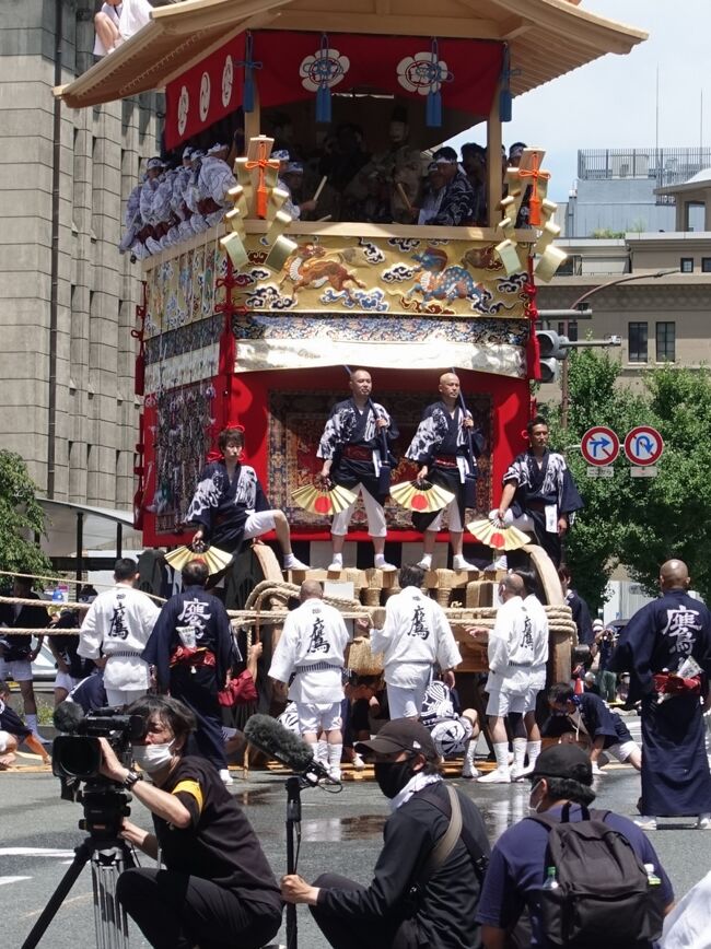 2022年7月、3年ぶりの山鉾巡行が行われた祇園祭。後祭の宵山から、日和神楽、巡行、神輿還幸祭までを体験しました。<br />その２は山鉾巡行。「くじとらず」で後祭の先頭を行く「橋弁慶山」から、196年ぶりの復活巡行の「鷹山」、最後尾の「大船鉾」まで、河原町御池の交差点で後祭の11基の巡行をつぶさに眺めました。迫力たっぷりの辻回しも。<br /><br />・後祭巡行開始<br />・橋弁慶山<br />・北観音山と辻回し<br />・浄妙山<br />・鯉山<br />・鈴鹿山<br />・南観音山と辻回し<br />・役行者山<br />・黒主山<br />・八幡山<br />・鷹山と辻回し<br />・大船鉾と辻回し<br />・巡行後の信号復元<br />・ランチは寺町通りの末廣鮓で<br /><br />表紙写真は、鷹山の辻回しの様子。